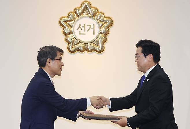 ▲ 노태악 중앙선거관리위원장(왼쪽)이 4일 경기도 과천시 중앙선관위에서 더불어민주당 박찬대 원내대표에게 이재명 대통령 당선인의 당선증을 전달한 뒤 악수하고 있다. /연합뉴스