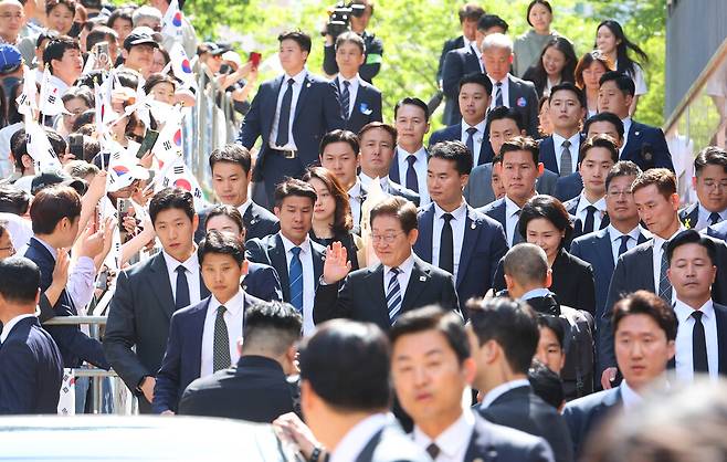 ▲ 이재명 대통령과 김혜경 여사가 4일 인천 계양구 자택을 나서며 주민들과 지지자들에게 인사하고 있다. /연합뉴스