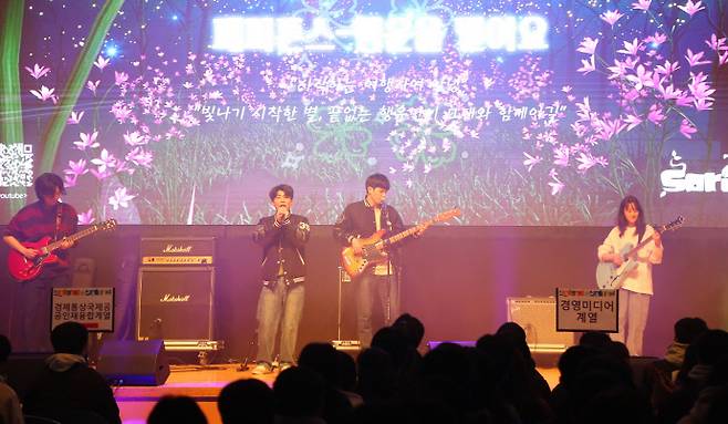 지난 2월 열린 '2025학년도 입학식 및 신입생 오리엔테이션'에서 한신대학교 동아리 축하공연이 진행되고 있다. 사진=한신대학교