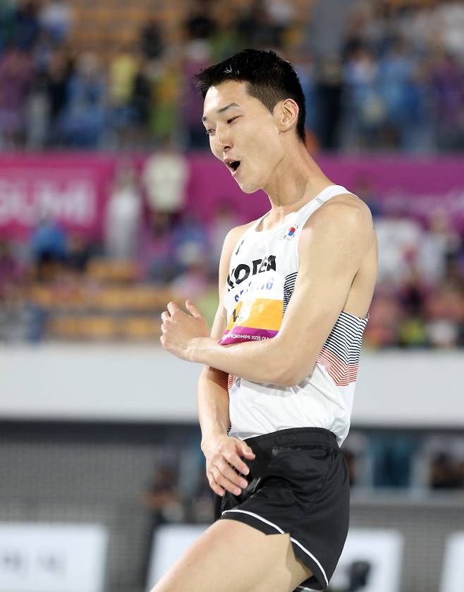 5월 29일 오후 경북 구미시민운동장에서 열린 2025 아시아육상경기선수권대회 남자 높이뛰기 결선에서 우상혁(용인시청)이 2m33을 넘지 못한 뒤 아쉬워하고 있다. 연합