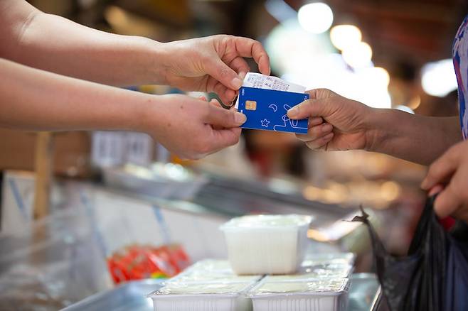 지역화폐카드를 이용해 전통시장에서 장을 보는 모습. 사진=경기도