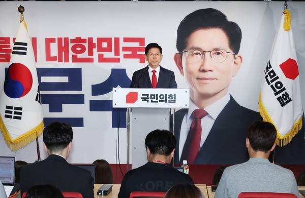 국민의힘 김문수 대선 후보가 4일 서울 여의도 당사에서 기자회견을 열고 입장을 밝히고 있다. [사진=연합뉴스 제공]