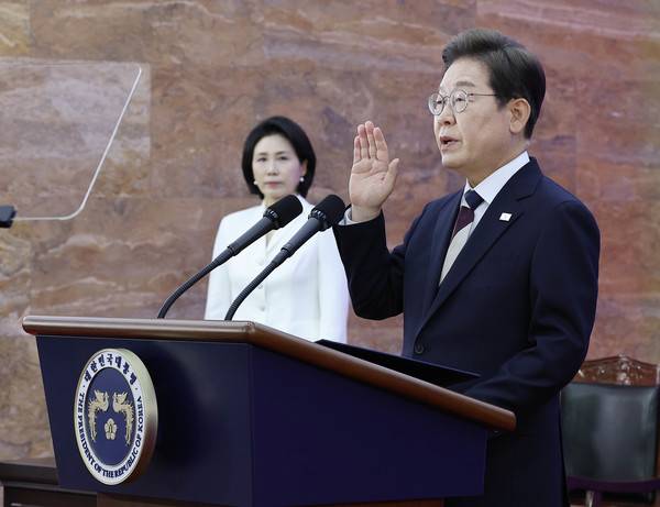 이재명&nbsp;대통령이 4일 서울 여의도 국회에서 열린 제21대 대통령 취임선서식에서 취임 선서를 하고 있다. [사진=연합뉴스]