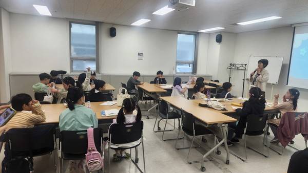 오는 7일 처인성 문화제에서 체험부스를 운영할 예정인 용인문화원의 Y-로드 톡파원(처인 빌리지) 수업 사진 (사진=용인교육지원청 제공)