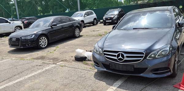 인천 연수구 옥련동 중고차 수출단지 인근 나대지에서 최근 세워진 무판차량들.