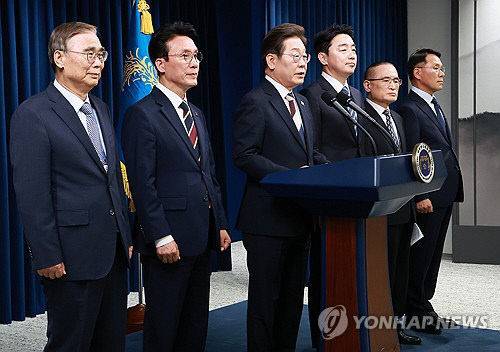 이재명 대통령이 4일 서울 용산 대통령실 청사에서 열린 인사브리핑에서 새 정부 첫 인사 발표를 하고 있다. 왼쪽부터 이종석 국정원장 후보자, 김민석 국무총리 후보자, 이 대통령, 강훈식 비서실장, 위성락 안보실장, 황인권 경호처장.