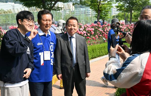지난 26일 광주시 동구 조선대 장미원를 찾은 더불어민주당 정청래 골목골목 선대위 광주·전남 공동위원장. <광주일보 자료 사진>