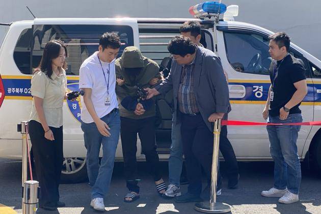 생활고를 비관해 처자식을 살해한 혐의로 체포된 지모 씨가 4일 오전 광주지방법원에서 열린 구속 전 피의자 심문에 출석하고 있다. /연합뉴스