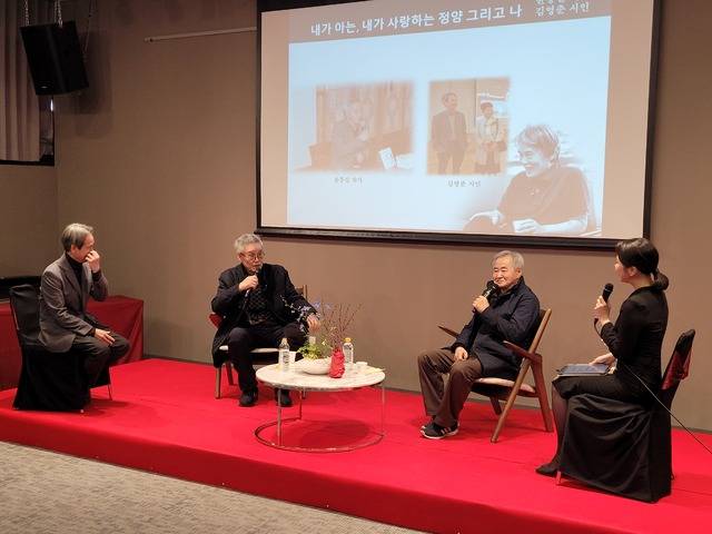 정양 시인의 시집 ‘암시랑토앙케’ 출판기념회가 11일 전주 베스트웨스턴 플러스 호텔에서 열렸다. 사진 왼쪽부터 김영춘 시인, 정양 시인, 윤흥길 소설가, 사회자 최정은 씨가 대화를 나누고 있다. /T사진=전북일보 DB