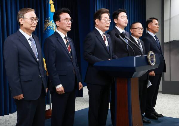 이재명 대통령이 4일 서울 용산 대통령실 청사에서 열린 인사브리핑에서 새 정부 첫 인사 발표를 하고 있다. 왼쪽부터 이종석 국정원장 후보자, 김민석 국무총리 후보자, 이 대통령, 강훈식 비서실장, 위성락 안보실장, 황인권 경호처장. 연합뉴스