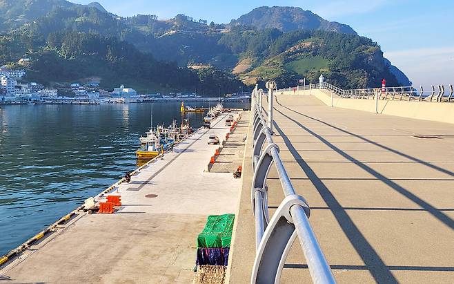 어선접안 물량장을 넓힌 모습./김두한 기자