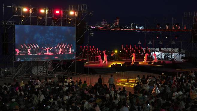 ‘2024 포항국제불빛축제’ 창작칸타타 공연 전경. /포항문화재단 제공