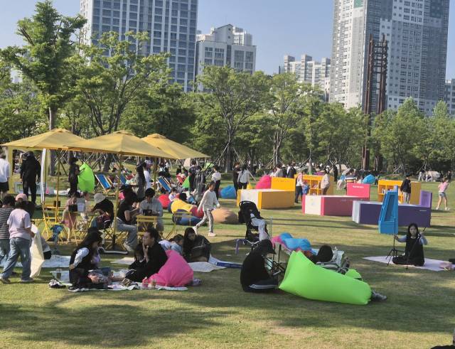 지난해 부산도서관의 ‘행복한 책나눔’ 사업을 통해 모인 책은 시민공원 야외도서관에 기증돼 많은 이들이 독서를 즐겼다. 부산도서관 제공