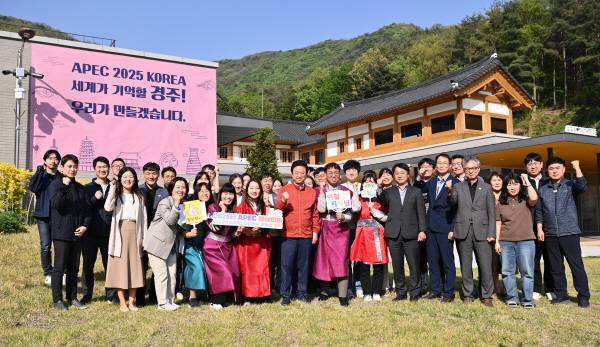지난 4월 25일 이철우 경북도지사가 경주 2025 APEC 준비지원단을 찾아 직원들을 격려하고 있다.