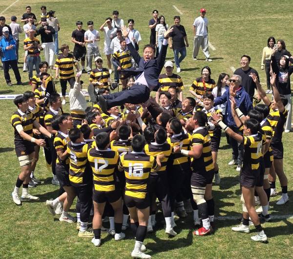 대구 상원고 럭비부가 경산 송화 럭비구장에서 열린 '2025 송화 전국 춘계 럭비 리그전'에서 양정고를 꺽고 21년 만에 우승을 거머쥐자 선수들이 감독과 코치진에게 기쁨의 헹가래를 치고 있다.