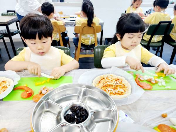 경산 와촌초등학교병설유치원 원아들이 밀크하우스에서 특별하고 즐거운 낙농체험활동을 가졌다. 치즈를 이용해 피자 만들기 체험. 경산교육지원청.