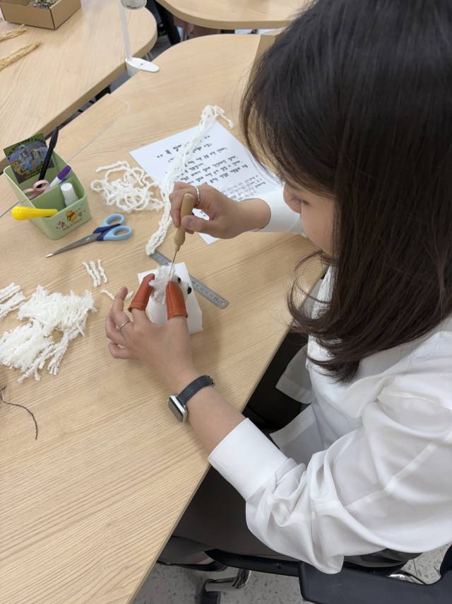 지난달 25일 김해공예창작지원센터에서 기자가 펠트 공예 체험으로 비숑을 만들고 있다./허그미펫아트 공방/