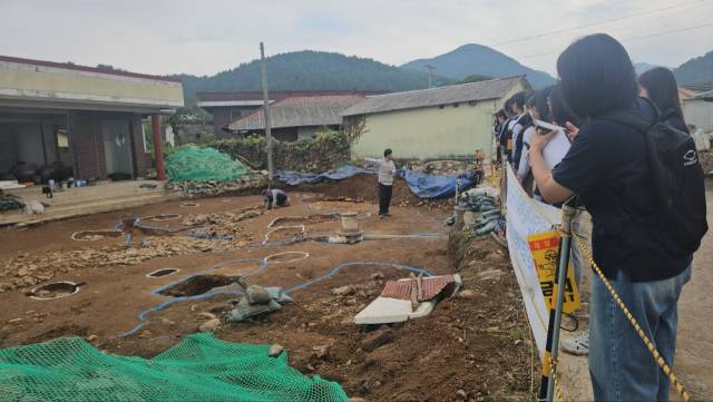 학생들이 찾은 덕곡마을 문화재 발굴 현장.