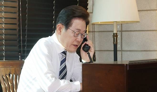 이재명 대통령이 4일 인천 계양구 사저에서 김명수 합참의장과 통화하며 군 통수권 이양 보고를 받고 있다. 연합뉴스.