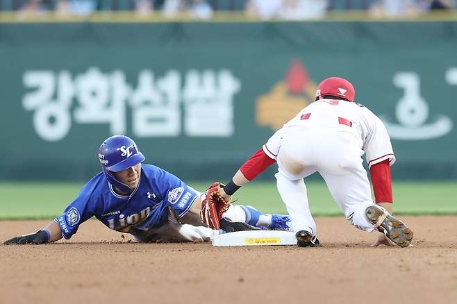 4일 오후 6시30분 인천 SSG랜더스필드에서 '2025 신한 SOL 뱅크 KBO리그' 삼성 라이온즈와 SSG 랜더스 경기에서 도루 중인 김지찬. <삼성 라이온즈 제공>