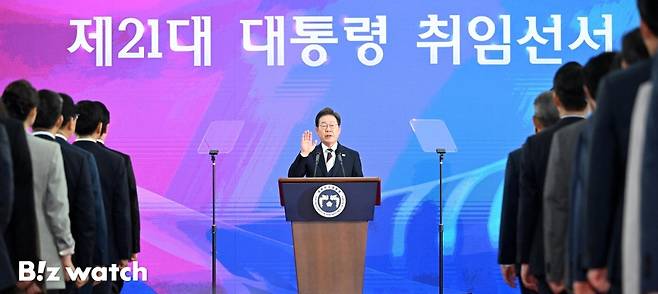 이재명 대통령이 4일 서울 여의도 국회 로텐더홀에서 열린 제21대 대통령 취임 선서 행사에서 선서하고 있다./사진=이명근 기자 qwe123@