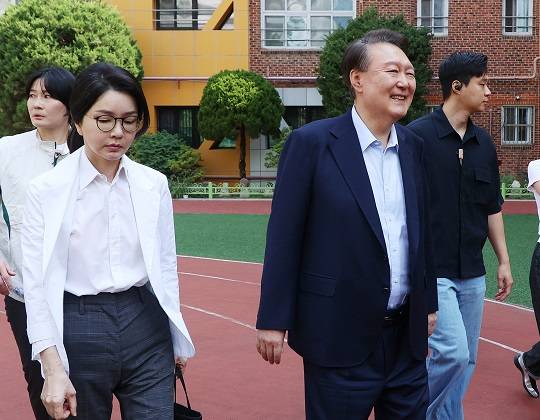 윤석열 전 대통령과 김건희 여사가 제 21대 대통령 선거일인 3일 오전 서울 서초구 원명초등학교에 마련된 서초4동 제3투표소에서 투표를 마치고 이동하고 있다. (사진/뉴스1)