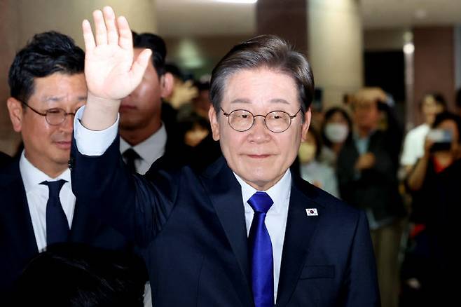 이재명 더불어민주당 대통령 후보가 3일 밤 당선이 확실시된 가운데 인천 계양구 자택을 나서고 있다.(사진=뉴스1)