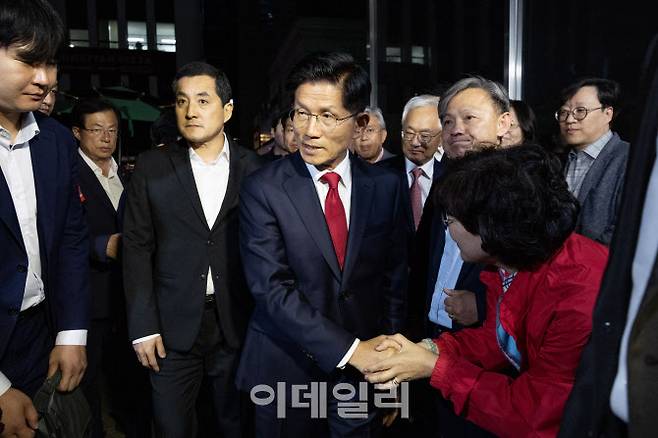 [이데일리 방인권 기자] 제21대 대통령 선거에서 이재명 더불어민주당 대선 후보의 당선이 확실시된 4일 새벽 김문수 국민의힘 대선후보가 기자회견을 하기 위해 서울 여의도 국민의힘 중앙당사로 들어서고 있다.