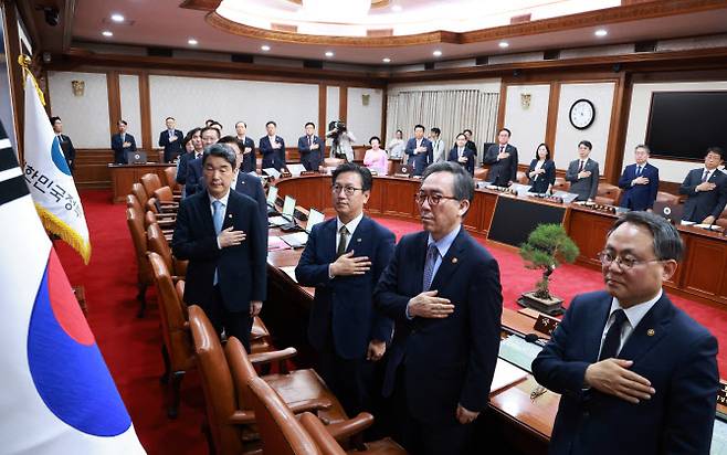 이주호 대통령 권한대행 부총리 겸 교육부 장관과 국무위원들이 지난 28일 정부서울청사에서 열린 국무회의를 시작하며 국기에 경례하고 있다.(사진=연합뉴스 제공)