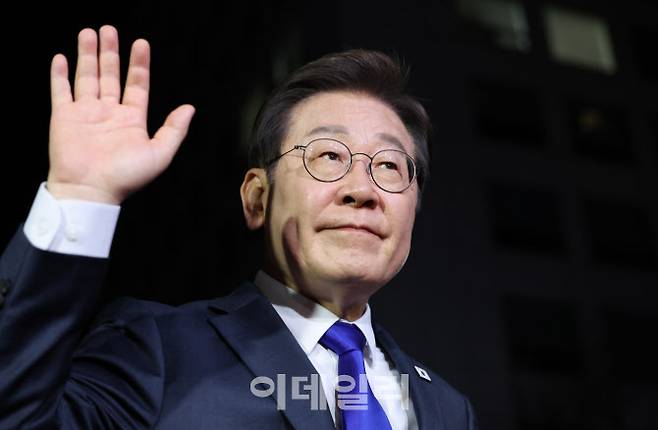 제21대 대통령 당선이 확실시 되는 이재명 더불어민주당 대선 후보가 4일 서울 영등포구 여의도 중앙당사로 들어가며 지지자들에게 손을 들어 인사하고 있다.(사진=노진환 기자)