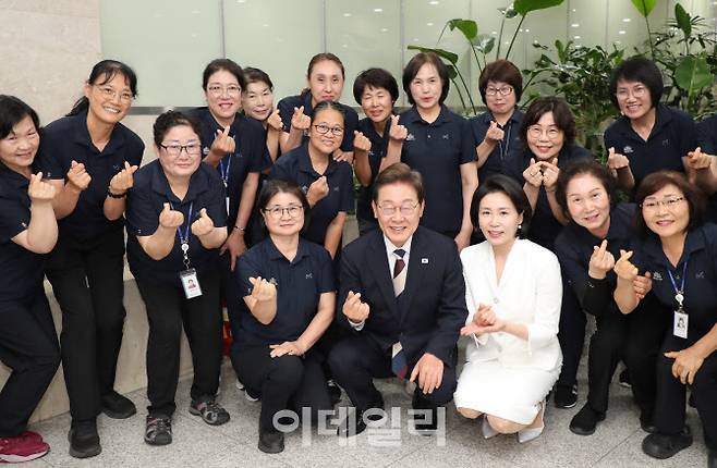 [국회사진기자단] 이재명 대통령이 4일 오전 서울 여의도 국회에서 열린 제21대 대통령 취임식을 마친 뒤, 청소근로자들과 기념촬영을 하고 있다.