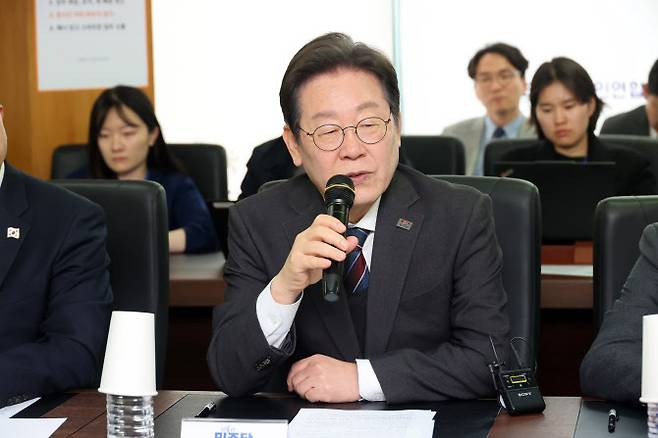 이재명 대통령이 후보 시절인 지난 4월 2일 서울 영등포구 소상공인연합회 대회의실에서 열린 더불어민주당-소상공인연합회 민생경제 현장 간담회에서 발언하고 있다.(사진=연합뉴스)