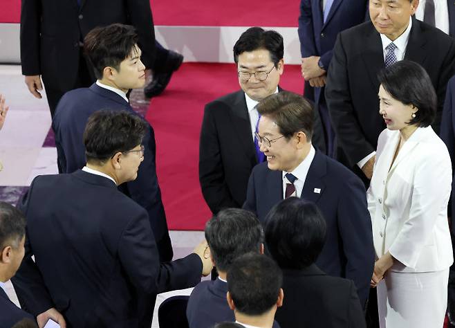 이재명 대통령 내외가 4일 서울 여의도 국회에서 열린 제21대 대통령 취임선서식에 입장해 권성동 국민의힘 원내대표와 인사하고 있다 (사진=국회사진기자단)