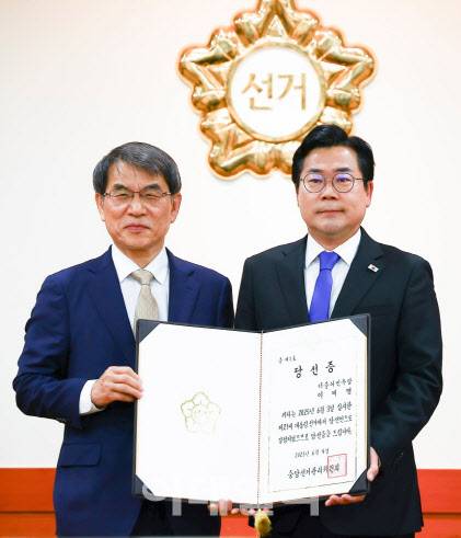 노태악(왼쪽) 중앙선거관리위원장이 4일 오전 경기 과천시 중앙선거관리위원회 회의실에서 열린 제21대 대통령 당선증 교부식에서 박찬대 더불어민주당 상임 총괄선거대책위원장에게 당선증을 전달하고 기념촬영을 하고 있다.(사진=뉴시스)