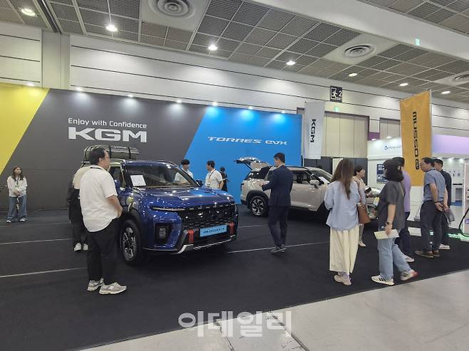 KGM이 4일 ‘EV 트렌드 코리아 2025’에서 ‘무쏘 EV’와 ‘토레스 EVX’를 전시 중이다. (사진=이윤화 기자)