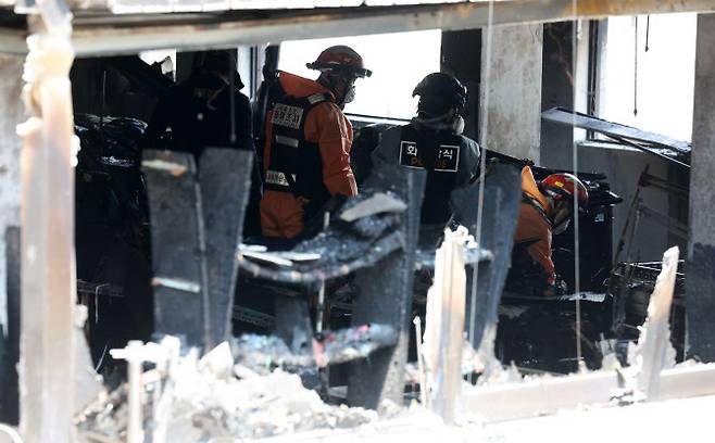 홍효식 기자 = 3일 원인 미상의 화재가 발생한 서울 중구 신당동의 한 봉제공장에서 소방 및 경찰이 현장 감식을 하고 있다. (사진=뉴시스)