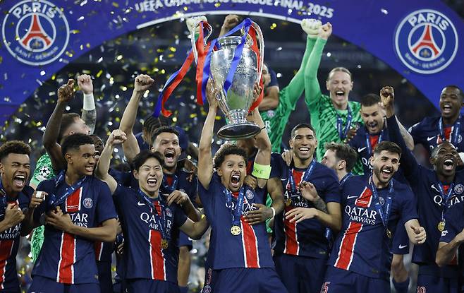 1일 파리 생제르맹이 유럽축구연맹(UEFA) 챔피언스리그(UCL)에서 우승을 차지한 뒤 세레머니를 하는 모습. 우승 트로피를 든 주장 마르퀴뇨스 왼편에 이강인이 서있다.