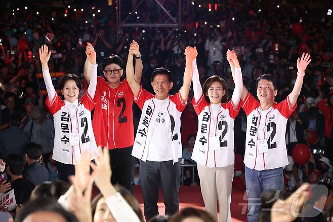 김문수 국민의힘 대통령 후보가 제21대 대통령 선거를 하루 앞둔 2일 오후 서울 중구 서울시청 앞 광장에서 열린 '울려라 함성, 들어라 승리의 메아리' 피날레 유세에서 나경원·안철수·양향자 공동선대위원장과 한동훈 전 대표와 원팀 퍼포먼스를 하고 있다. (공동취재) 2025.6.2/뉴스1 ⓒ News1 이광호 기자