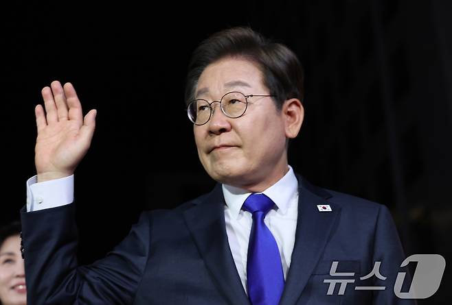 당선이 확실시된 이재명 더불어민주당 대통령 후보가 4일 서울 여의도 민주당사에 들어서며 손을 흔들고 있다. (공동취재) 2025.6.4/뉴스1 ⓒ News1 안은나 기자