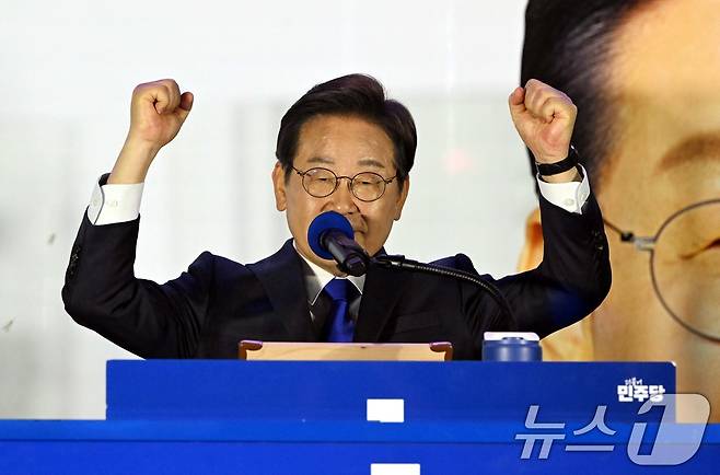 당선이 확실시된 이재명 더불어민주당 대통령 후보가 4일 서울 여의도 국회 앞에 마련된 민주당 국민개표방송시청 현장을 찾아 지지자들에게 연설하고 있다. (공동취재) 2025.6.4/뉴스1 ⓒ News1 안은나 기자