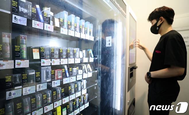 20일 서울시내의 한 전자담배 판매점에 전자담배와 액상이 진열되어 있다. 2021.7.20/뉴스1 ⓒ News1 박지혜 기자