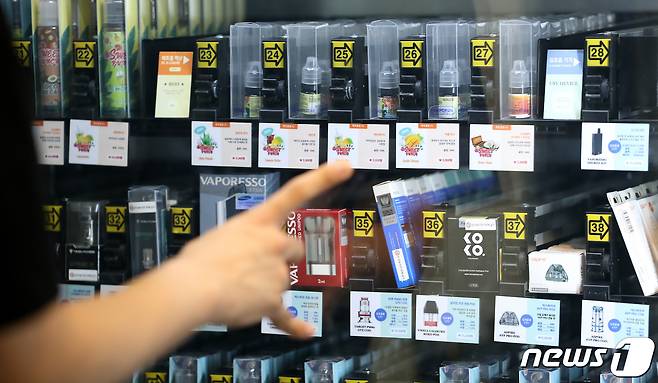 서울시내의 한 전자담배 판매점에 전자담배들이 진열되어 있다. 2021.7.20/뉴스1 ⓒ News1 박지혜 기자