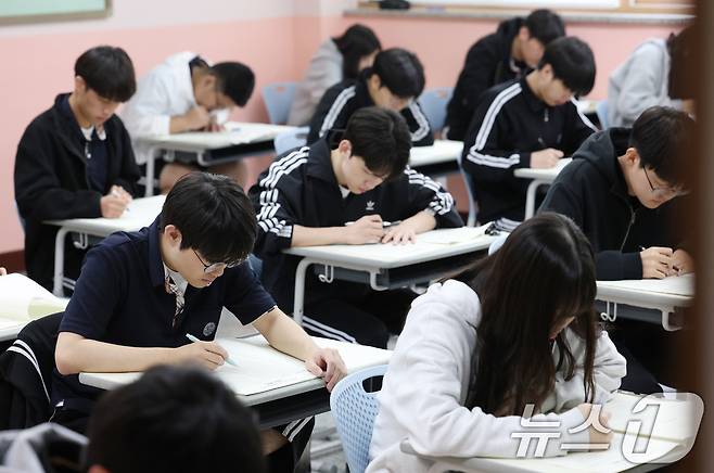 교육청 주관 5월 전국연합학력평가를 치르는 고교 3학년 학생들. /뉴스1 ⓒ News1 김영운 기자