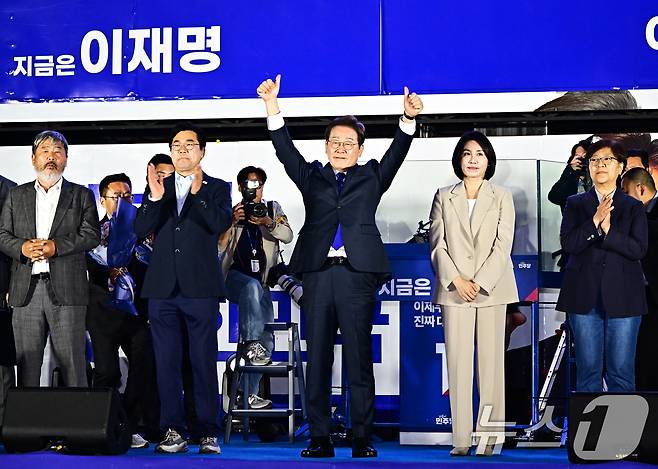 제21대 대통령 선거에서 당선이 확실해진 이재명 더불어민주당 후보가 김혜경 여사와 4일 오전 서울 여의도 국회 앞에 마련된 개표방송 야외 무대에 올라 인사하고 있다. (공동취재) 2025.6.4/뉴스1 ⓒ News1 안은나 기자