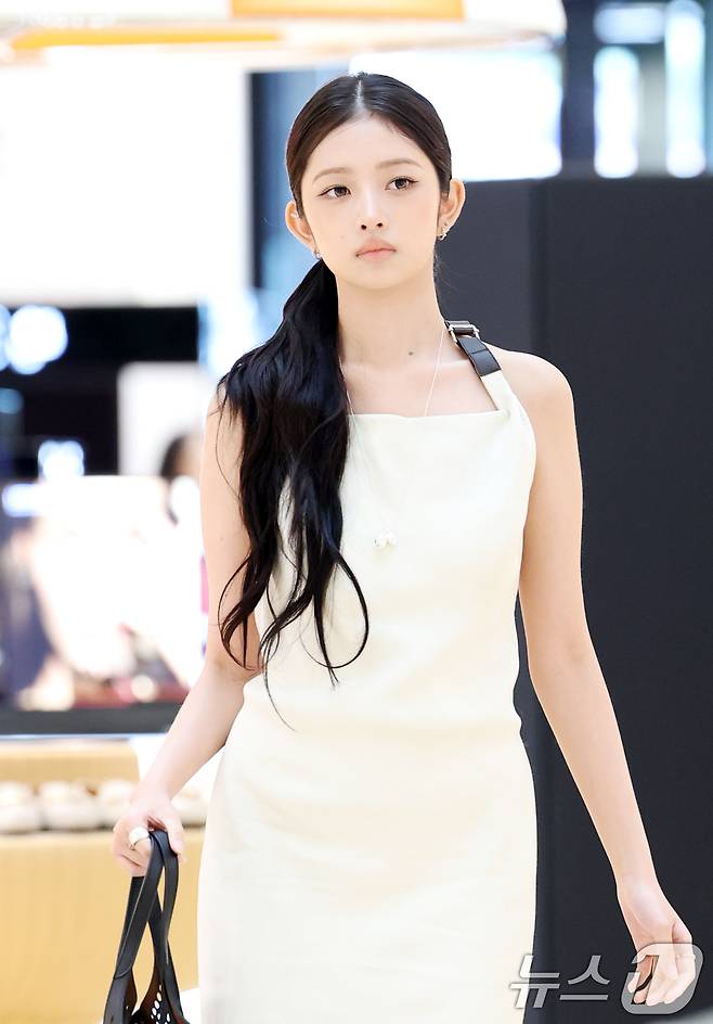 아이브 레이가 4일 서울 서초구 신세계백화점 강남점에서 열린 패션 브랜드 토즈(Tod's)의 이탈리안 썸머(ITALIAN SUMMER) 팝업 신세계 강남점 더 스테이지 오픈 행사에 참석하고 있다. ⓒ News1 권현진 기자