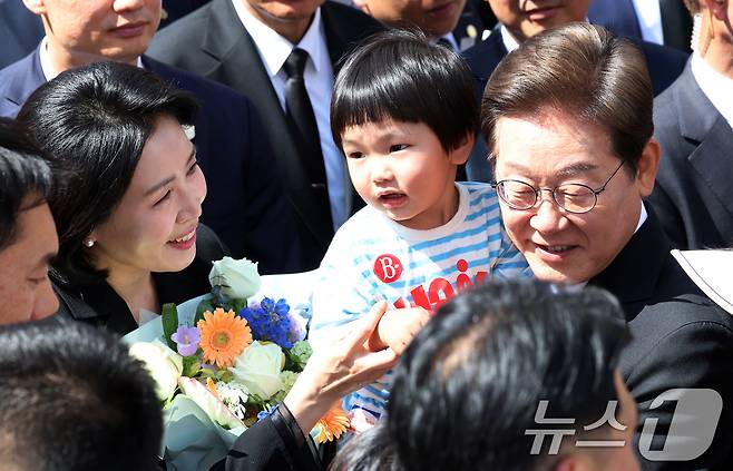 이재명 대통령과 김혜경 여사가 4일 오전 인천시 계양구 자택에서 나오며 환송나온 시민들과 인사를 하고 있다. 2025.6.4/뉴스1 ⓒ News1 김명섭 기자