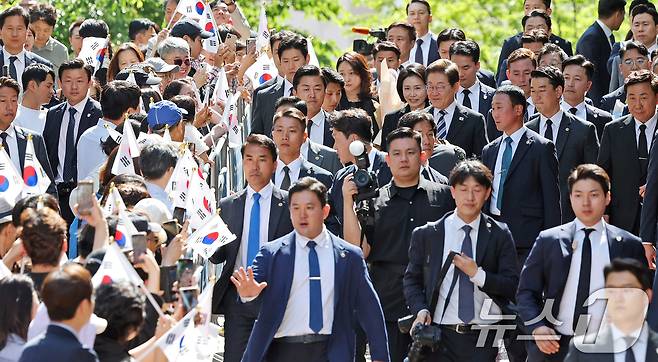 이재명 대통령과 김혜경 여사가 제21대 대통령 임기를 시작한 4일 오전 인천 계양구 자택 앞에서 열린 주민 환송 행사를 마친 후 국립서울현충원으로 향하고 있다. 2025.6.4/뉴스1 ⓒ News1 오대일 기자