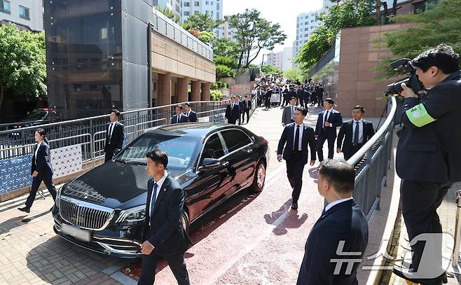 이재명 대통령이 제21대 대통령 임기를 시작한 4일 오전 인천 계양구 자택 앞에서 열린 주민 환송 행사를 마친 후 국립서울현충원으로 향하고 있다. 2025.6.4/뉴스1 ⓒ News1 오대일 기자