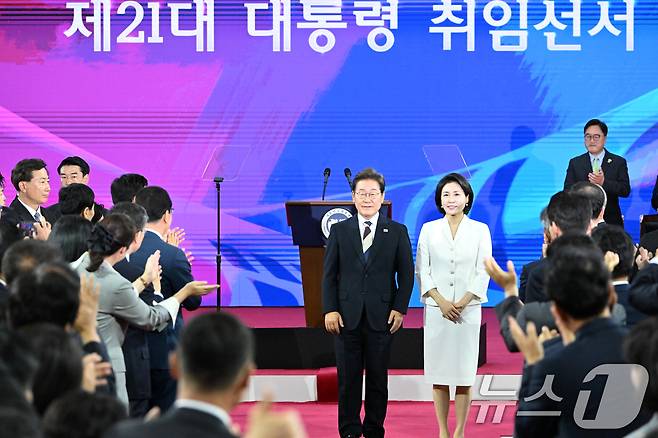 이재명 대통령이 4일 오전 제21대 대통령 취임 선서를 위해 김혜경 여사와 서울 여의도 국회에 도착, 박수를 받고 있다. 2025.6.4/뉴스1 ⓒ News1 국회사진기자단