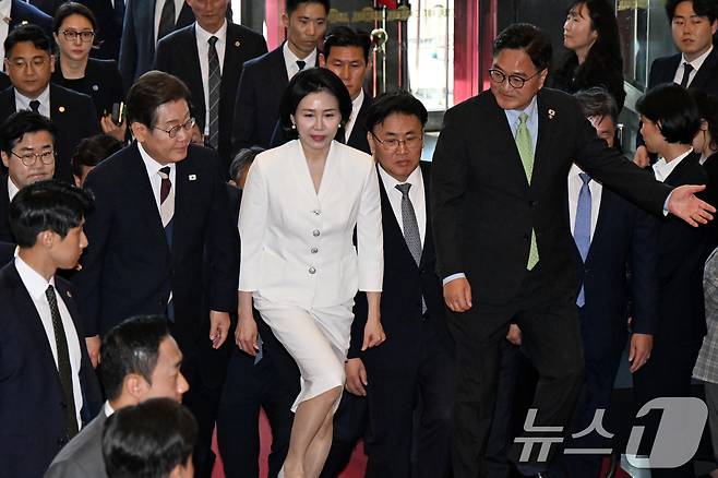 이재명 대통령이 4일 오전 서울 여의도 국회에서 제21대 대통령 취임 선서를 하기 위해 김혜경 여사와 도착, 우원식 의장과 함께 로텐더홀로 향하고 있다. 2025.6.4/뉴스1 ⓒ News1 국회사진기자단